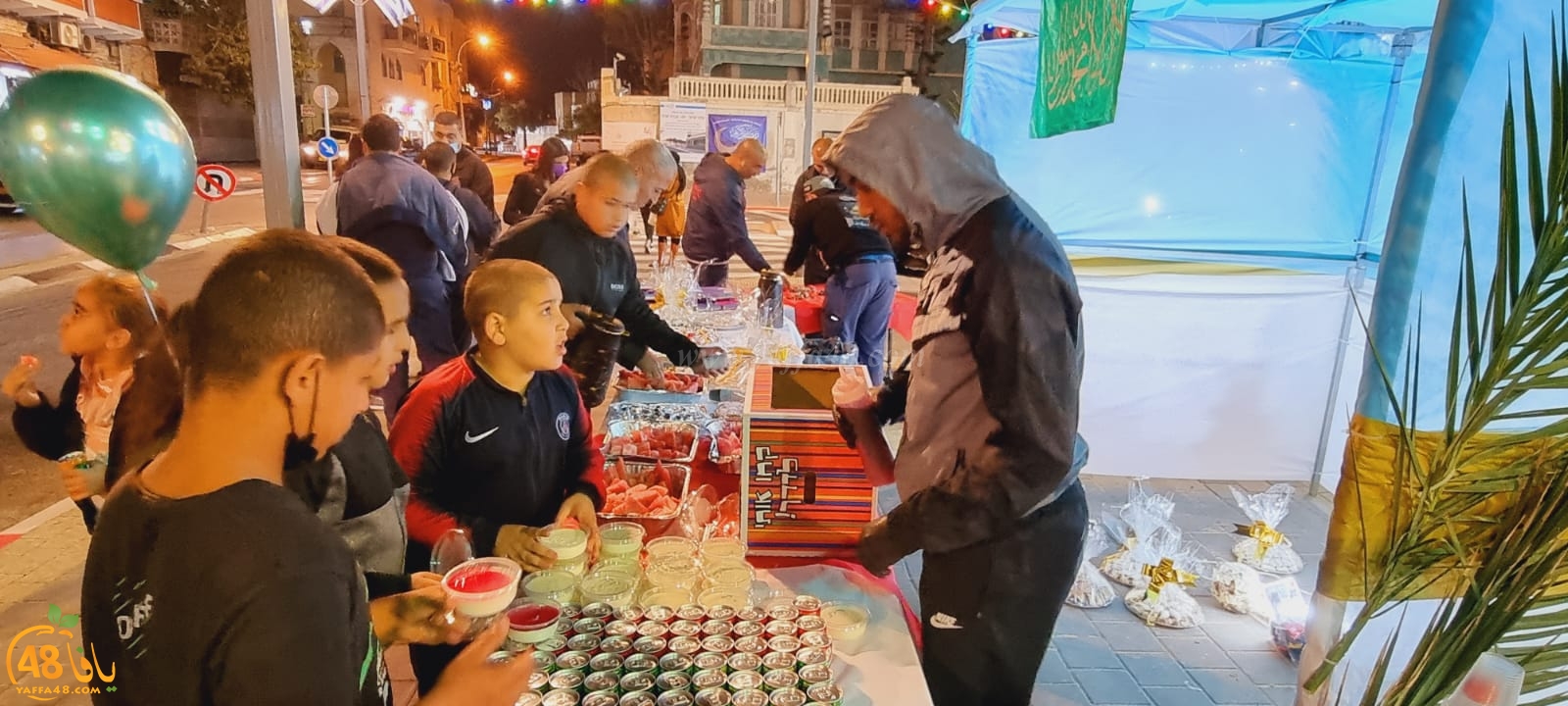  فيديو: بمناسبة حلول رمضان - توزيع الحلوى والهدايا على المارة في شارع ييفت بيافا